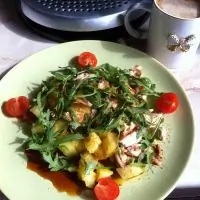 Салат с ананасом, курицей и рукколой