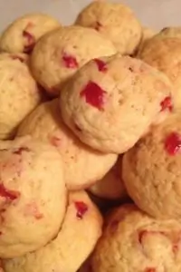 Песочное кукурузное печенье с сушеной вишней