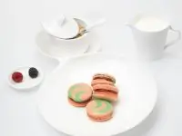 Пирожное макарон с малиной и анисом