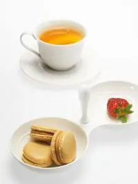 Пирожное макарон с соленой карамелью