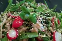 Весенний салат из горошка и редиса с кунжутом