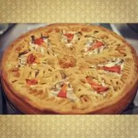 Открытый рыбный пирог с грибами