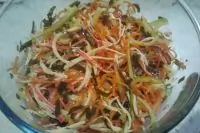 Салат с морской капустой и крабовыми палочками