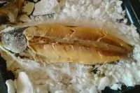 Свежая рыба в корочке из соли