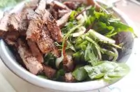 Рустикальный зеленый салат с говяжей печенью и трюфельным маслом