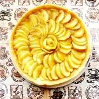 Тарт с яблоками и карамелью