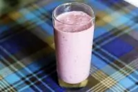 Молочный коктейль с замороженными ягодами
