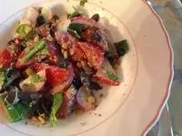 Овощной сыроедческий салат с изюмом