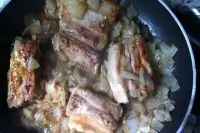 Свиные ребрышки, тушеные в луке