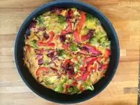 Фриттата с брокколи, красным перцем и ветчиной брезаола