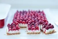 Десерт из маскарпоне с малиной