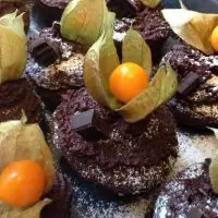 Шоколадные капкейки с физалисом