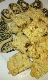 Маковый рулет из слоеного теста