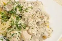 Куриное филе с грибами в сырно-сливочном соусе