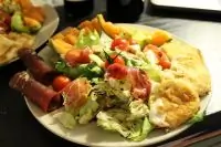 Салат итальянский с дольками дыни, панированной моцареллой, под бальзамическим соусом