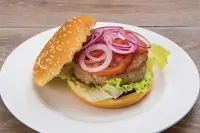Бургер с тунцом, луком и помидором