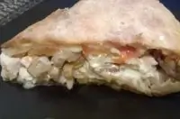 Закрытая пицца с грибами и курицей