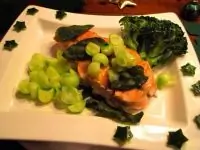 Филе лосося с огурцом и фритированными листьями шалфея