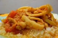 Кальмары, тушеные с перцем и кунжутом