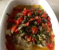 Камбала, запеченная с помидорами