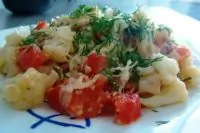 Цветная капуста с беконом и помидорами