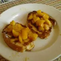 Гренки с тушеными яблоками