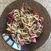 Паста лингвини с кальмарами и зеленью в сливочном соусе