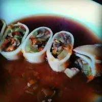 Кальмары, фаршированные грибами и овощами