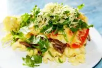 Запеканка из макарон с сыром, помидорами и грибами