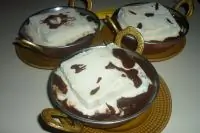 Десерт из мороженого, бананов и шоколада