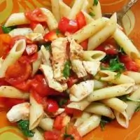 Теплый салат из пасты, курицы и шпината