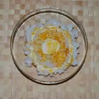 Рис с соусом из облепихового сиропа и майонеза