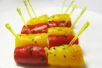 Рулетики из печеного перца с сырным кремом