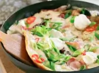 Яичница с шампиньонами, колбасками и сыром