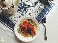 Спагетти с томатами и черемшой