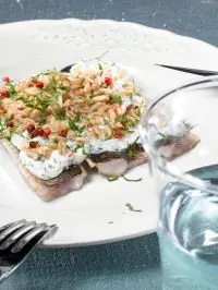 Корюшка с огуречным таратором и полбой