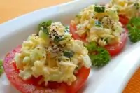 Куриный салат на помидорах