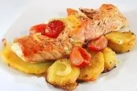 Лосось с картофелем, запеченный в духовке