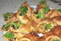 Грибные кулечки из слоеного теста