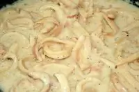 Нежный кальмар в сметанном соусе