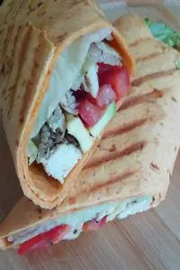 Тортилья с курицей, помидорами и авокадо на гриле