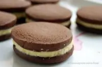 Шоколадное печенье с кокосовым кремом