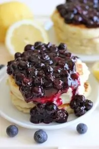 Бананово-овсяные блинчики с черничным сиропом