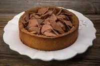 Тарт с кофейным ганашем и черносливом