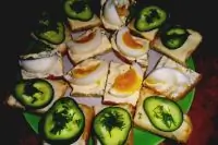 Канапе с чесночным майонезом, яйцом и огурцом