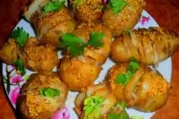 Картошка «Гармошка» со сметанным соусом