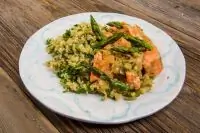 Киноа с лососем, спаржей и вешенками