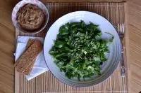 Салат с рукколой, сельдереем, изюмом и киноа