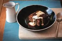 Шоколадный брауни с калифорнийским черносливом