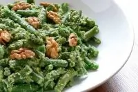 Стручковая фасоль с грецким орехом и луком